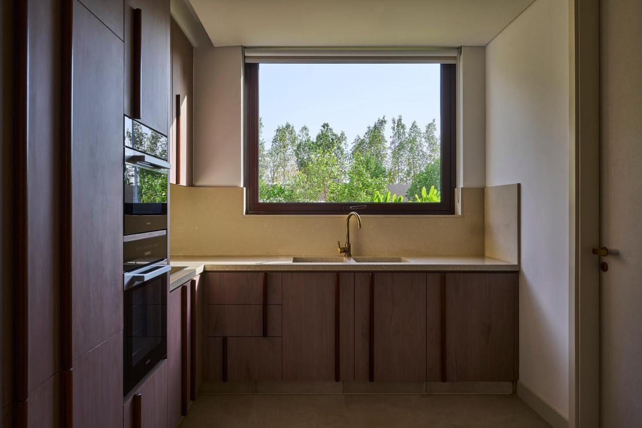 Erth Abu Dhabi Hotel Екстериор снимка
