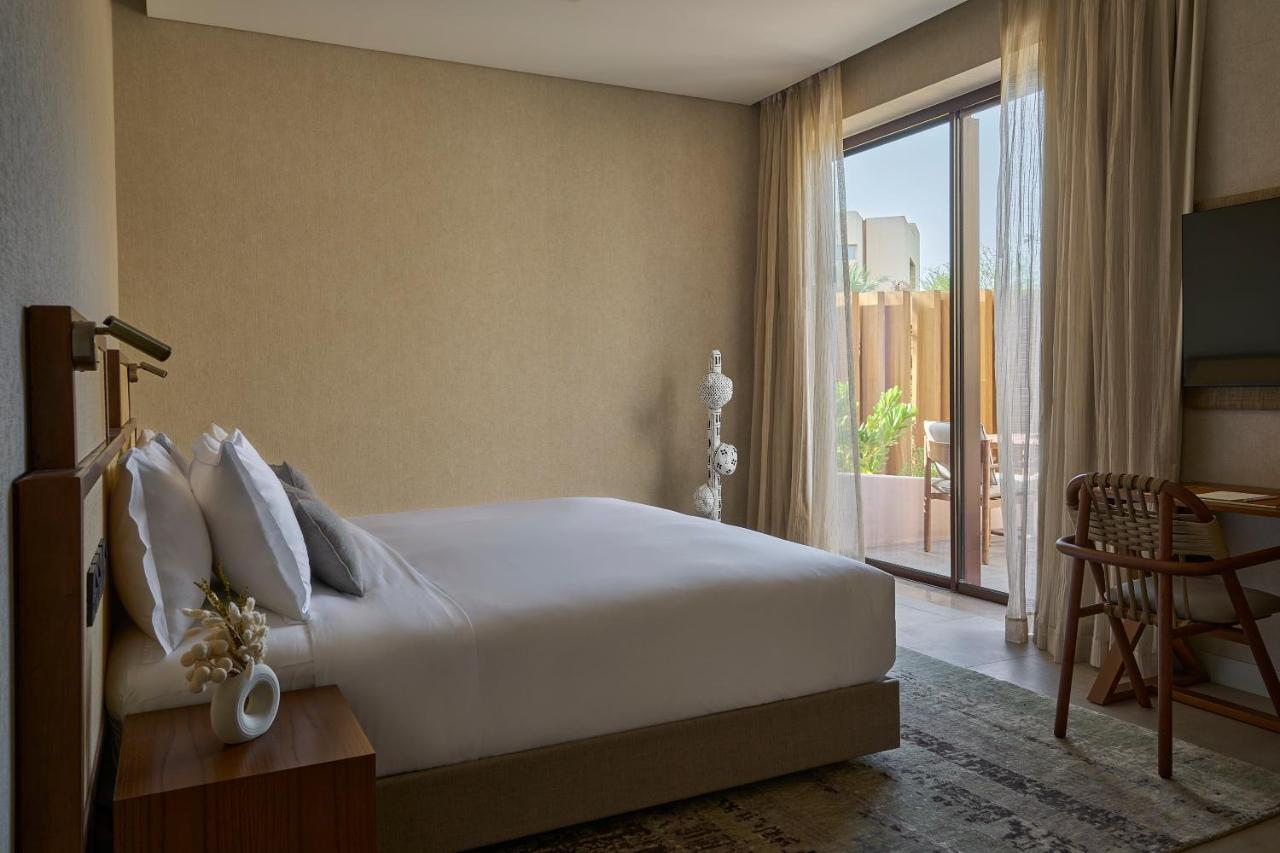 Erth Abu Dhabi Hotel Екстериор снимка