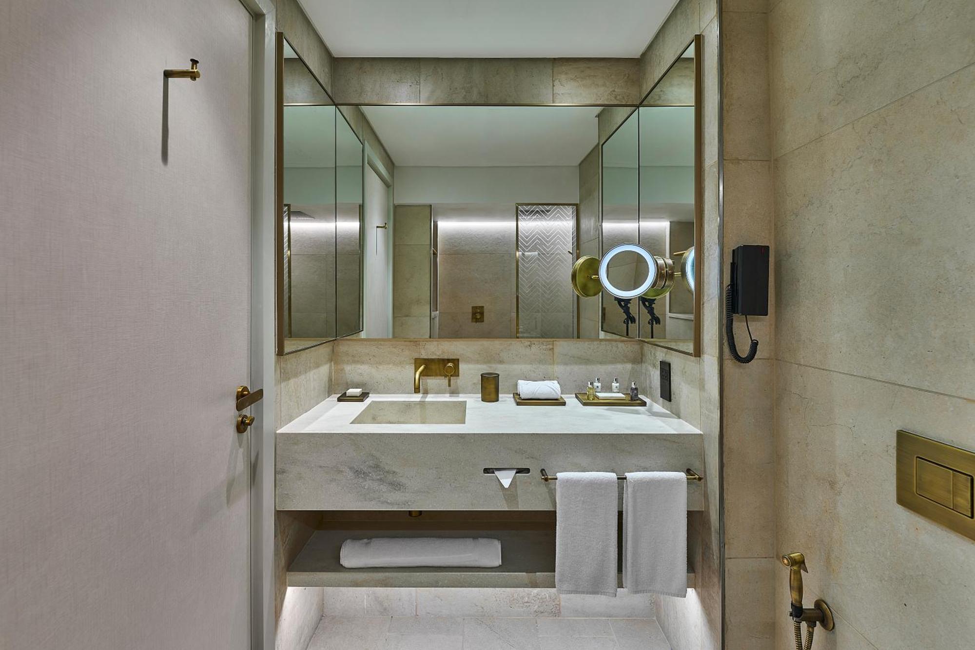 Erth Abu Dhabi Hotel Екстериор снимка