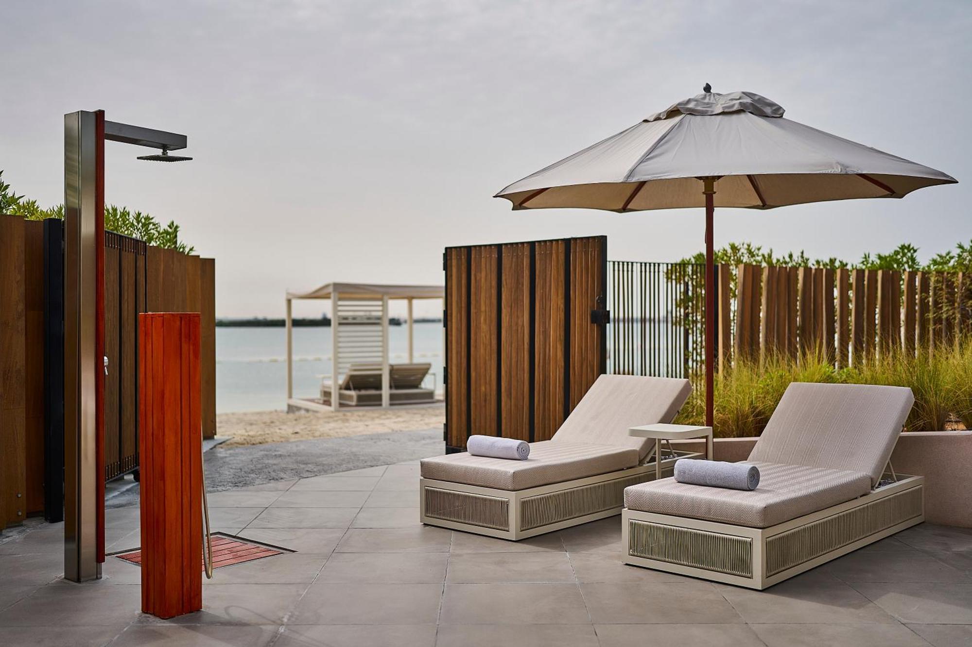 Erth Abu Dhabi Hotel Екстериор снимка