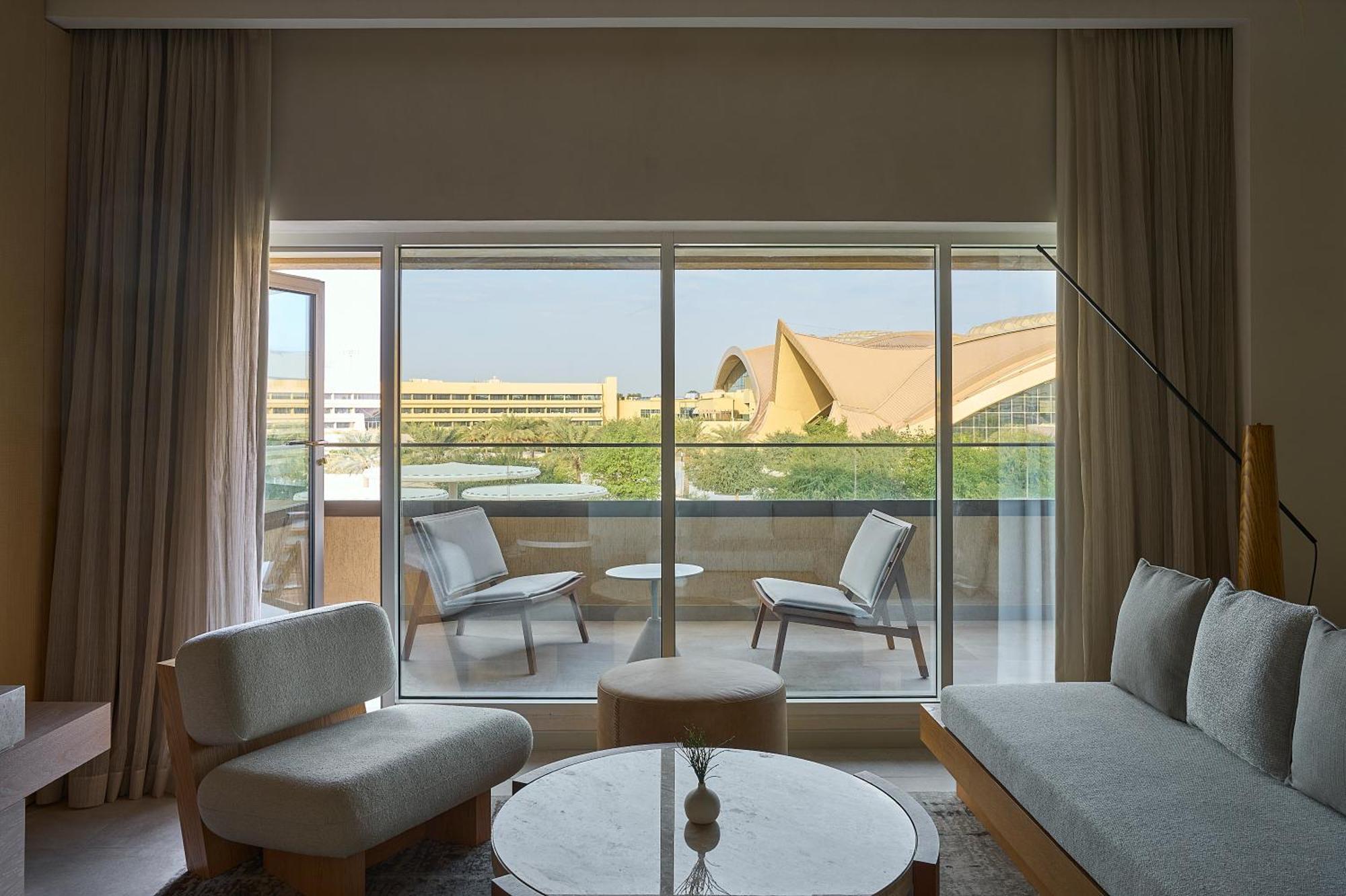Erth Abu Dhabi Hotel Екстериор снимка