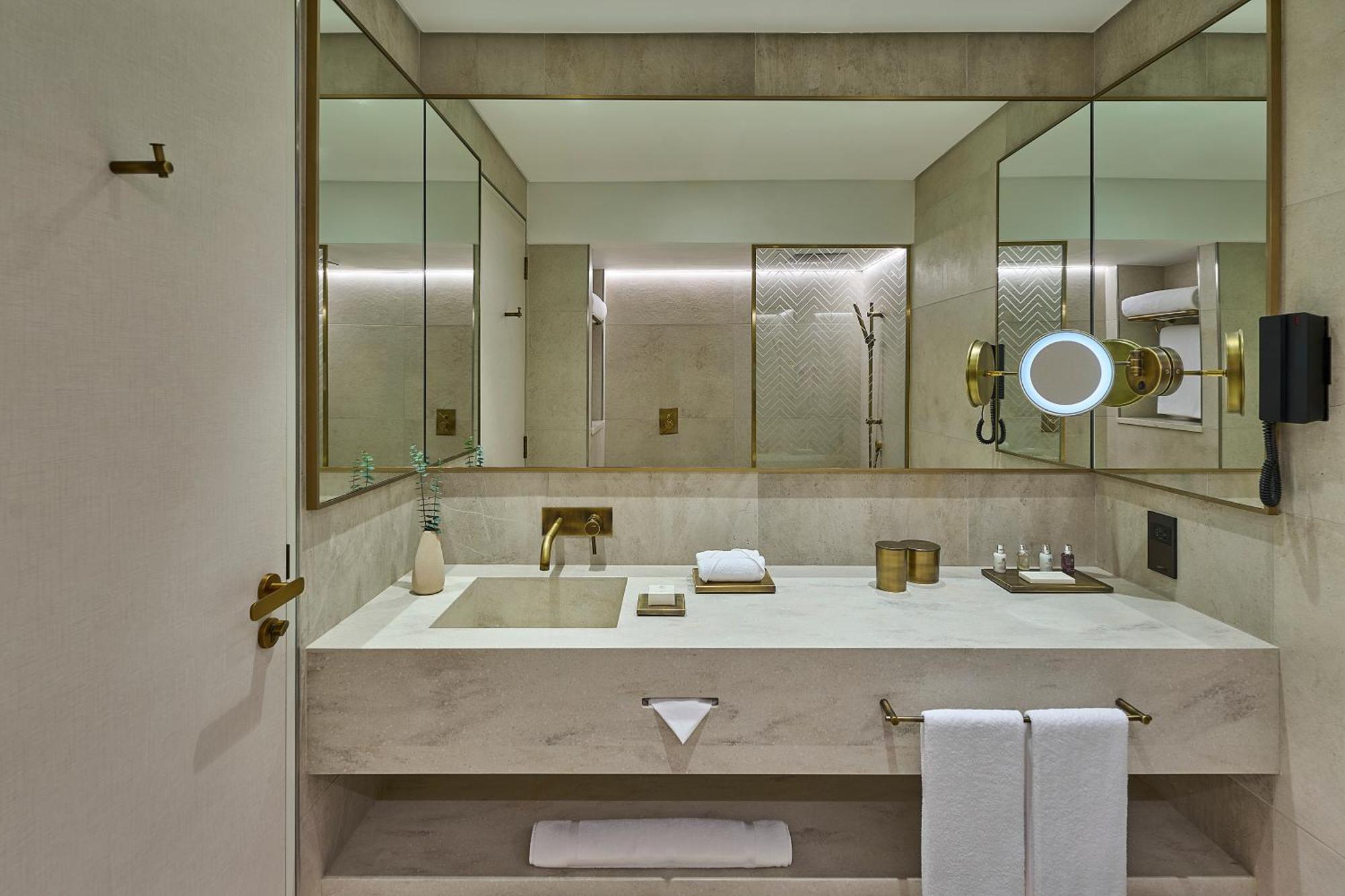 Erth Abu Dhabi Hotel Екстериор снимка